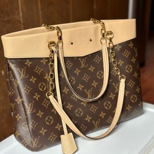 Louis Vuitton
Pallas Shopper Monogram Canvas and Calfskin
Condition: Great